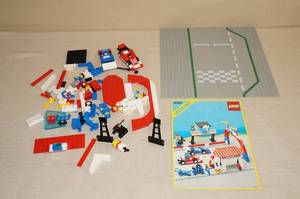 lot 106 image: Vintage LEGO Raceway Building Set
