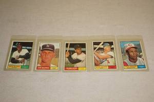 lot 21 image: (5) 1961 Topps Baseball Cards - McCovey, Drysdale, Robinson, Cepeda, Snider