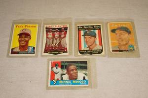 lot 13 image: 1958-1960 Topps Baseball Cards - Robinson, Pinson, Minoso