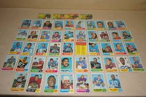 lot 102 image: 1968 Topps Football Cards