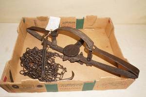 lot 25 image: Vintage Newhouse No 4-12 Wolf Trap with Drag