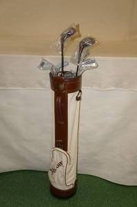 lot 44 image: Unused Vintage Spalding Golf Club Set in Bag