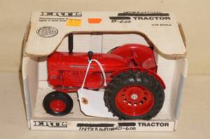 lot 117 image: Ertl International D600 Die Cast Tractor - 116 Scale