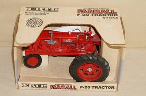 lot 119 image: 1988 Ertl Farmall F-20 Die Cast Tractor - 116 Scale