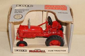 lot 120 image: 1989 Ertl Farmall Cub Die Cast Tractor - 116 Scale