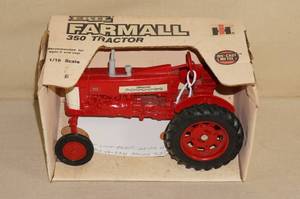lot 121 image: Ertl Farmall 350 Die Cast Tractor - 116 Scale