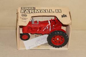 lot 122 image: 1986 Ertl Farmall H Die Cast Tractor - 116 Scale
