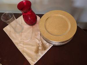 Fancy Table Setting Gold Chargers, Table Runner & Vases