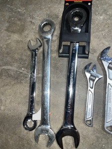lot 28 image: ASSORTED HUSKY & GEARWRENCH TOOLS VARIOUS CONDITIONS. SEE PICTURES