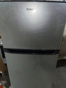 lot 90 image: GALANZ 7.6 CU. FT. TOP FREEZER REFRIGERATOR WITH DUAL DOOR IN STAINLESS STEEL LOOK. SEE PICTURES