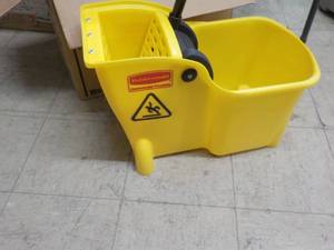 lot 7 image: Rubbermaid mop bucket...