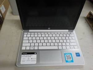 lot 8 image: HP Stream II laptop...