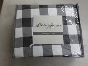 lot 10 image: Eddie Bauer twin size duvet set...