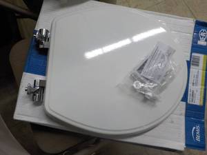 lot 136 image: Bemis round toilet seat...