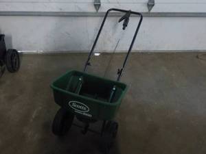 lot 158 image: Scotts spreader - 18 wide...