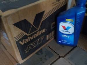 lot 290 image: Case of 12 qt Bottles Valvoline Typ...