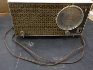 lot 257 image: Zenith Vintage Radio- tested and wo...