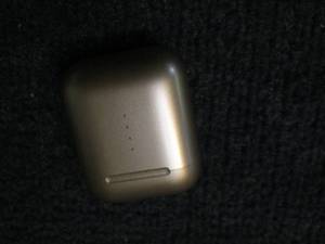 lot 30 image: Rose Airbuds - out of box, no charg...