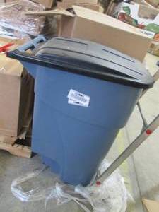 lot 204 image: Large Rubbermaid Trash Can- only 1 ...