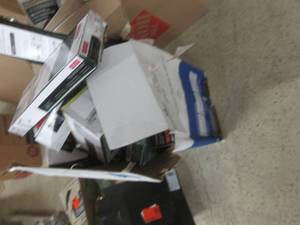 lot 66 image: box of bathroom fixtures ...