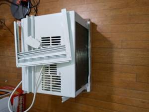 lot 18 image: GE ENERGY STAR 115 Volt Electronic Room Air Conditioner Model #AEH06LX- used - missing controller