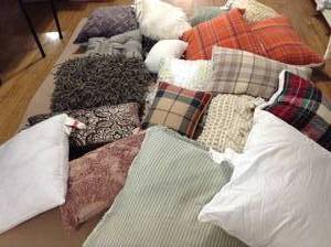 lot 74 image: Mixed lot of pillows