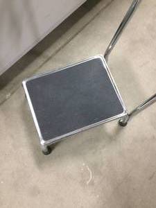 lot 35 image: Brewer Step Stool with Handle - Excellent Condition