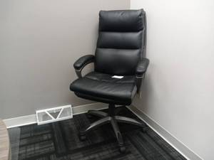 lot 9 image: CEO Office Chair