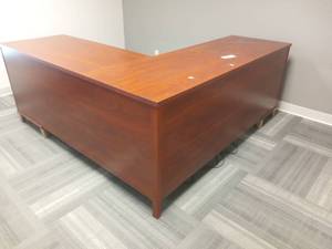 lot 14 image: 71 L Shaped Executive Desk