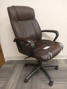 lot 29 image: 27 x 21 x 48 Leather Gently Used Office Chair
