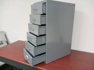 lot 32 image: 16 x 11 x 26 6 Drawer Metal Cabinet