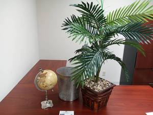 lot 44 image: Essential Office Decor