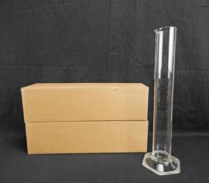 lot 76 image: Set of 2 Mercer Glass Works 500 ML Glass Graduated Cylinders - Made in Japan