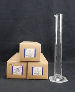 lot 139 image: Set of 3 Mercer Glass Works Merco 100 ML Glass Graduated Cylinders