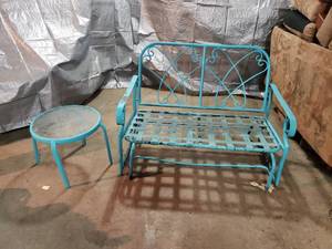 lot 5 image: Swinging Style Patio Chair and Table