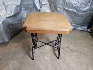 lot 6 image: Sewing Machine Stand Table