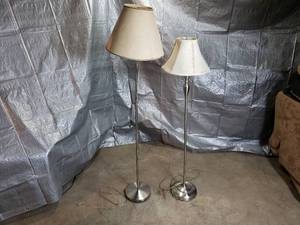 lot 10 image: 2 Lamps