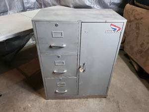 lot 49 image: Locking File Cabinet