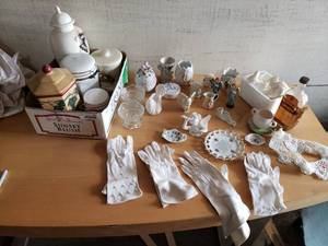lot 67 image: Various Glass Ceramic Dcor