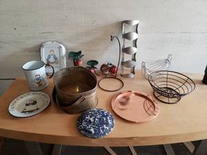 lot 69 image: Fruit Baskets and Dcor