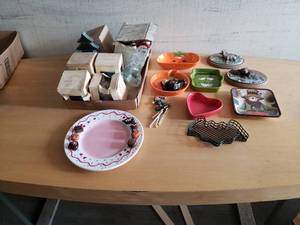 lot 71 image: Christmas Dcor, Halloween and Wildlife Decor