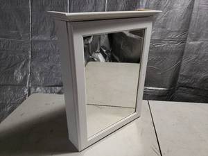 lot 25 image: Single Door Medicine Cabinet