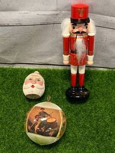 lot 39 image: Lot of Three Vintage Christmas Items