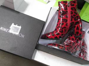 lot 105 image: Womens Dress shoes Size 6...