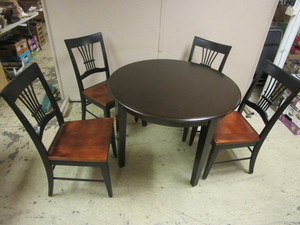 lot 803 image: SCHNEIDERMANS FURNITURE KITCHEN TABLE, CHAIRS