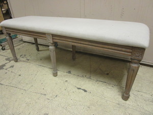 lot 806 image: STEIN WORLD UPSHOLSTERED BENCH