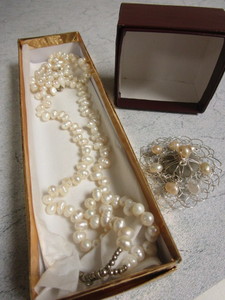 lot 839 image: PEARL NECKLACE, PENDANT