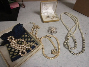 lot 840 image: ASSRTD. FINE JEWELRY, NECKLACES, EARRINGS, PENDANT