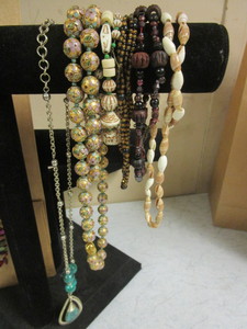 lot 843 image: NECKLACES, W HIGH-QUALITY STONES, BEADWORK