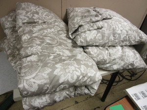lot 847 image: TWIN COMFORTER, EURO SHAM PILLOWS, TWIN SHEETS